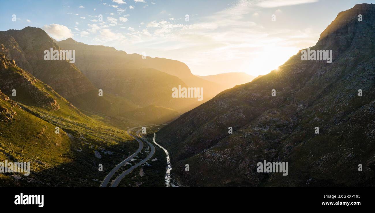 Drohnen-Blick auf du Toitskloof Pass bei Sonnenuntergang, Paarl, Westkap, Südafrika Stockfoto