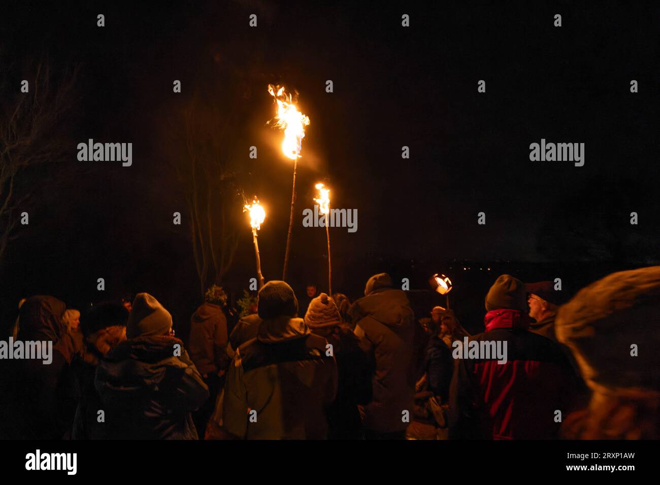 Eine traditionelle englische Wassail, eine Wintertradition, die eine gute Ernte von Apfelbäumen aus einem Obstgarten gewährleisten soll Stockfoto