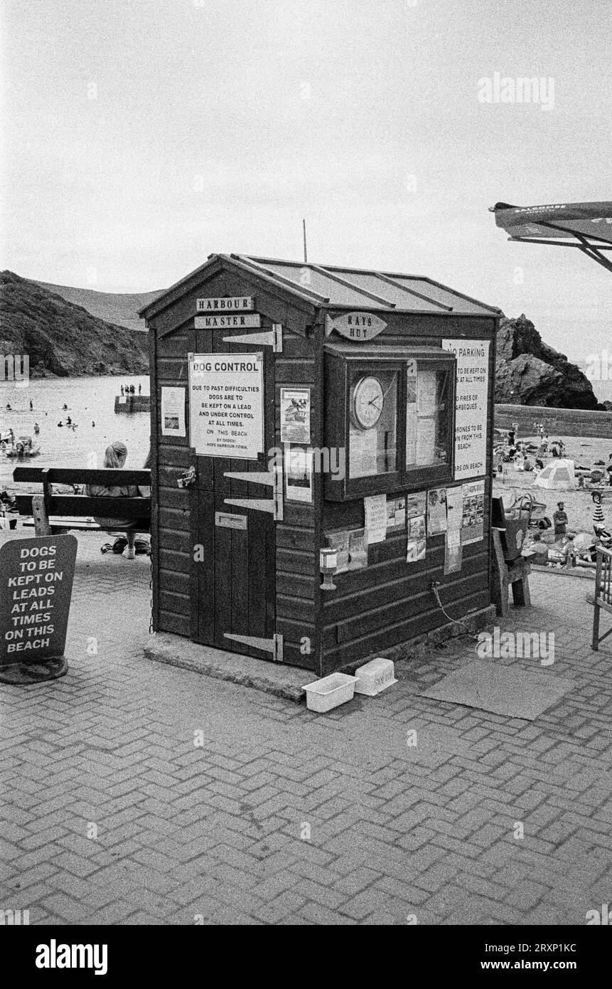 Hope Cove Beach Harbour Masters Shed, South Devon, England, Vereinigtes Königreich. Stockfoto