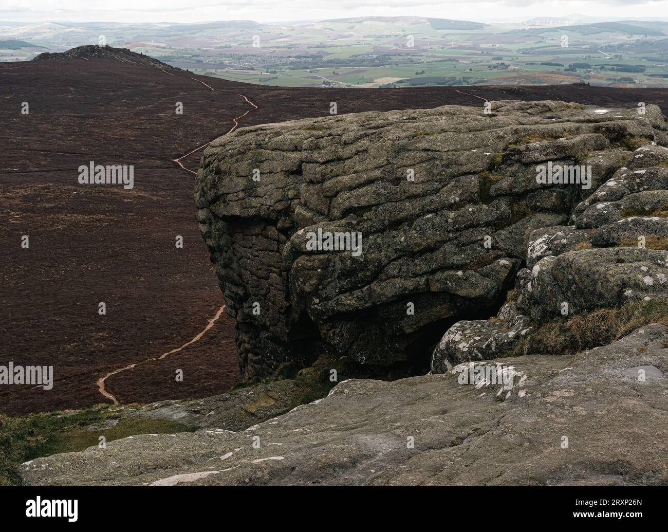 Dramatische Granitfelsen mit Blick auf das schottische Moorland mit gewundenen Fußwegen Stockfoto