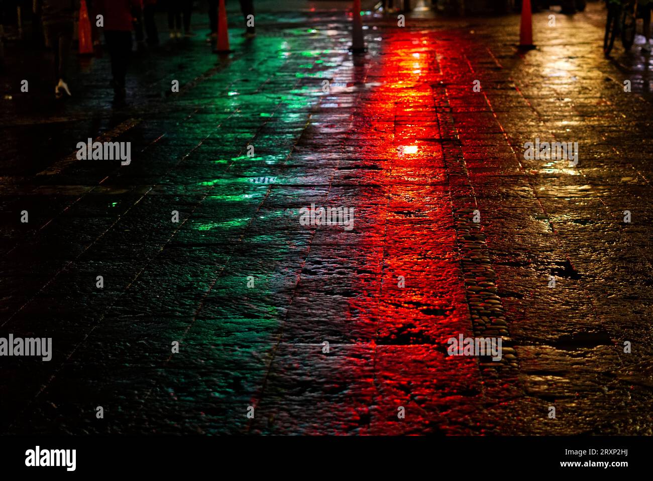 mexikanische Flagge reflektiert den Fußgängerweg Stockfoto