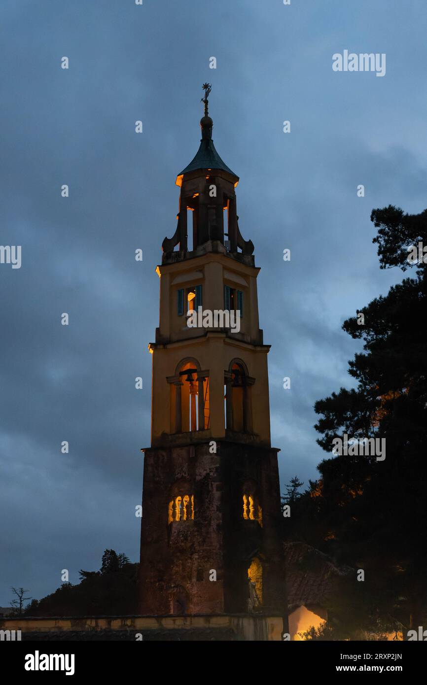 Beleuchteter Glockenturm in der Abenddämmerung im Dorf Portmeirion, Wales Stockfoto