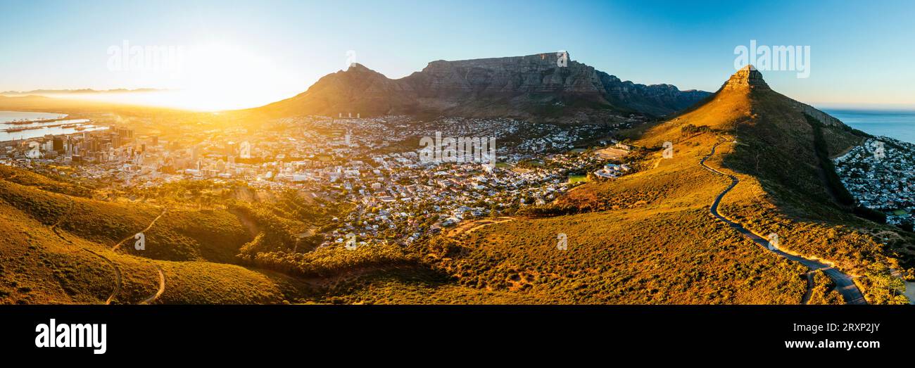 Drone View vom Signal Hill bei Sonnenaufgang, Kapstadt, Westkap, Südafrika Stockfoto