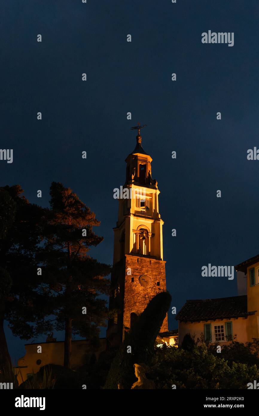 Beleuchteter barocker Glockenturm vor dem Abendhimmel im Dorf Portmeirion Stockfoto