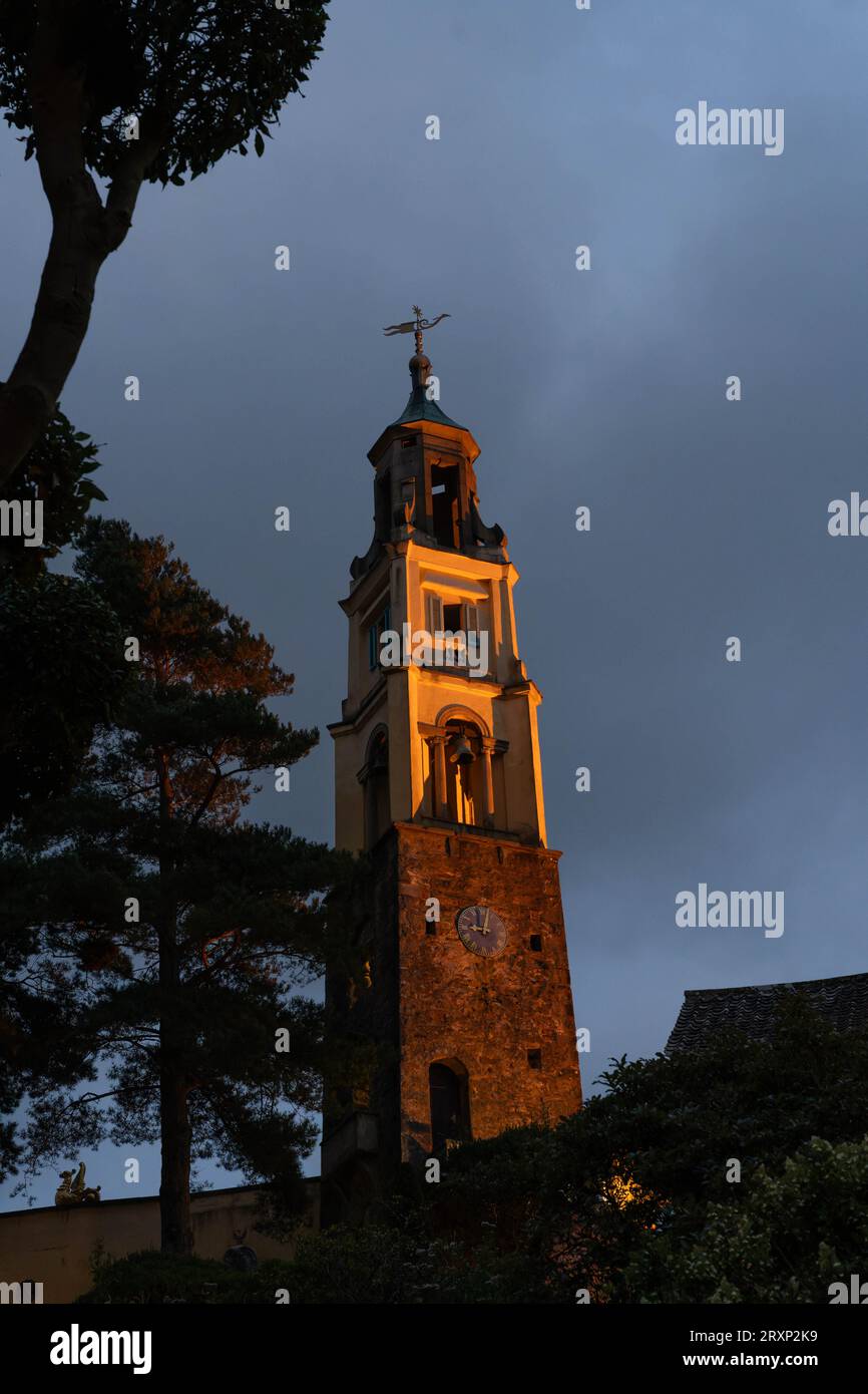 Beleuchteter barocker Glockenturm in der Abenddämmerung im Dorf Portmeirion, Wales Stockfoto