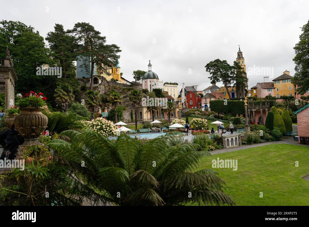 Das farbenfrohe Dorf Portmeirion im italienischen Stil bietet eine unverwechselbare Architektur und tropische Gärten in Wales Stockfoto