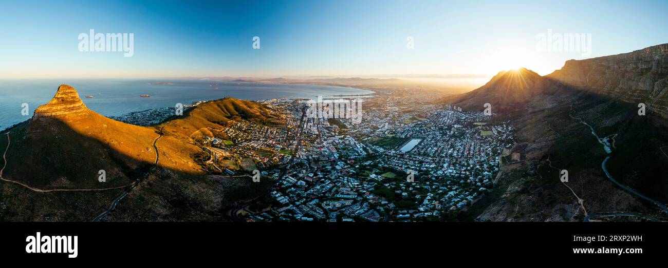 Blick auf die Küstenstadt bei Sonnenaufgang, Kapstadt, Westkap, Südafrika Stockfoto