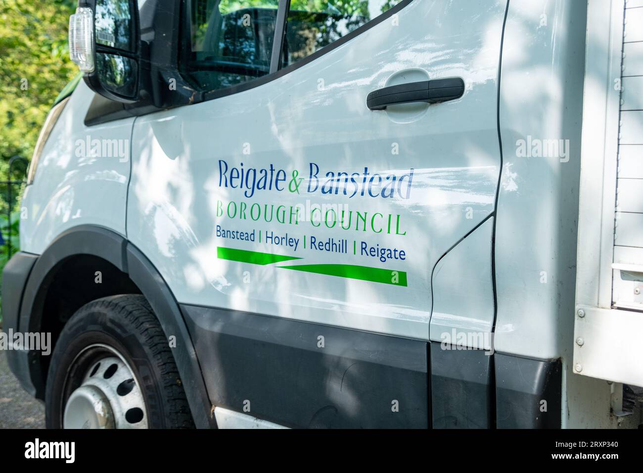 Reigate, Surrey, Vereinigtes Königreich, 26. September 2023: Reigate and Banslead Borough council Vehicle in den Burggärten Stockfoto