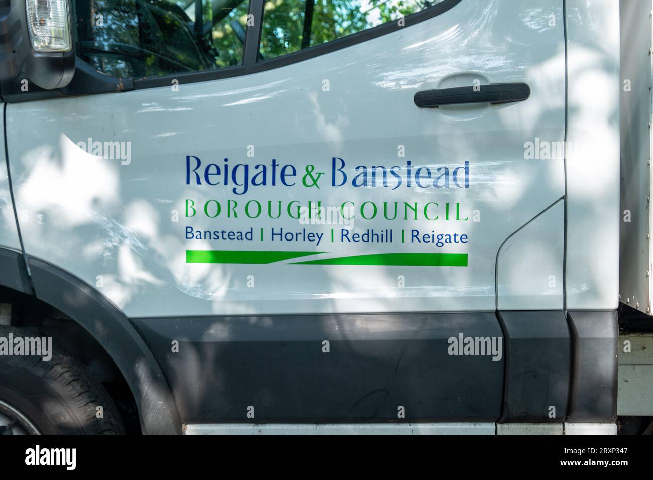 Reigate, Surrey, Vereinigtes Königreich, 26. September 2023: Reigate and Banslead Borough council Vehicle in den Burggärten Stockfoto