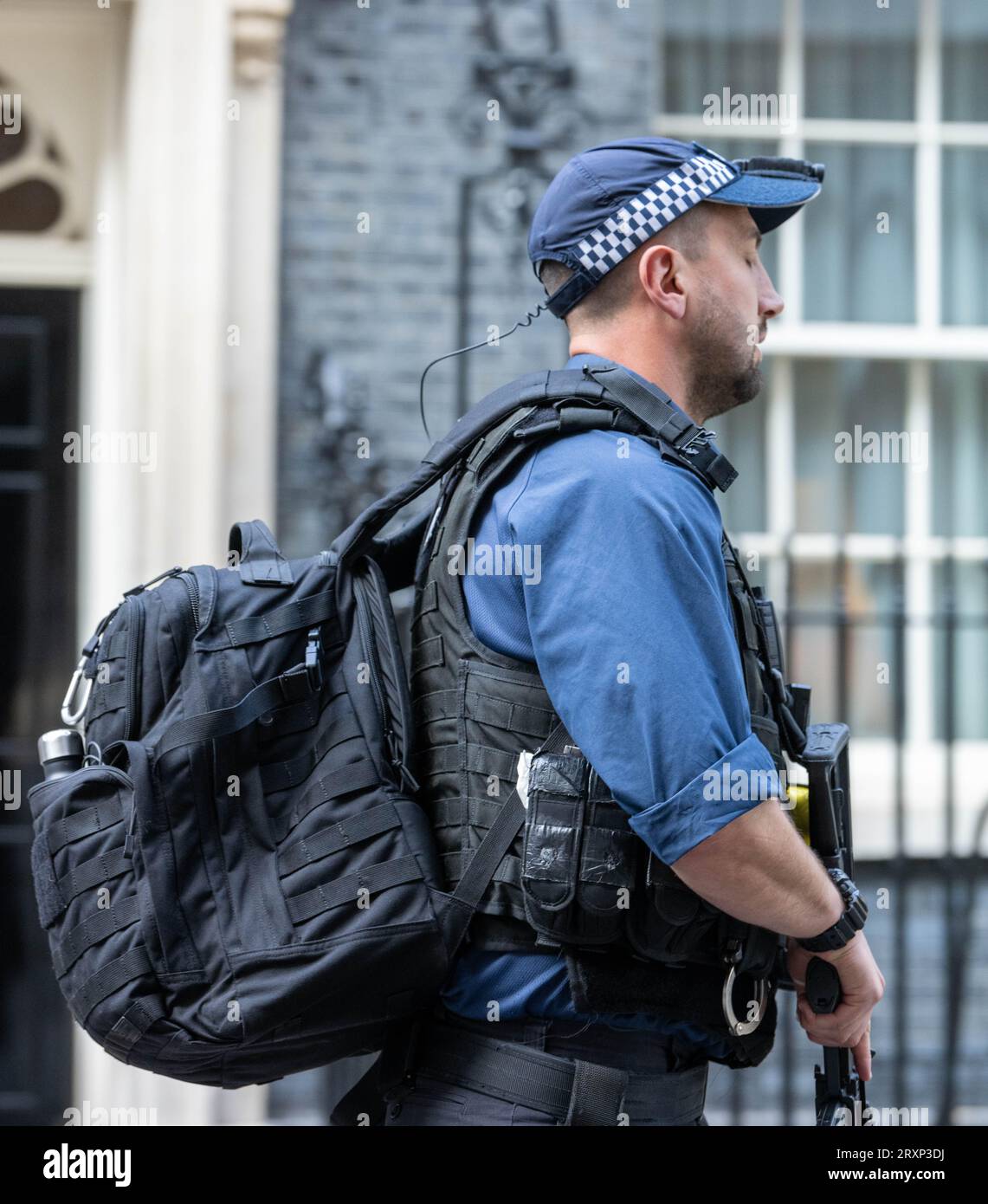 Tree London, Großbritannien. September 2023 26. Trotz Berichten, dass viele „autorisierte Feuerwaffenoffiziere“ (AFO) ihre Feuerwaffenzertifikate aufgrund der Anklage ihrer Kollegen durch die CPS übergeben haben, bleibt die Downing Street patrouilliert und wird von bewaffneten Polizeibeamten der Metropolitpolizei, Credit: Ian Davidson/Alamy Live News, geschützt Stockfoto