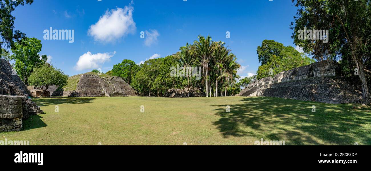 Plaza A-2, L-R: Bauwerke A-1, A-9 und A-13 in den Maya-Ruinen im archäologischen Reservat Xunantunich in Belize. Stockfoto