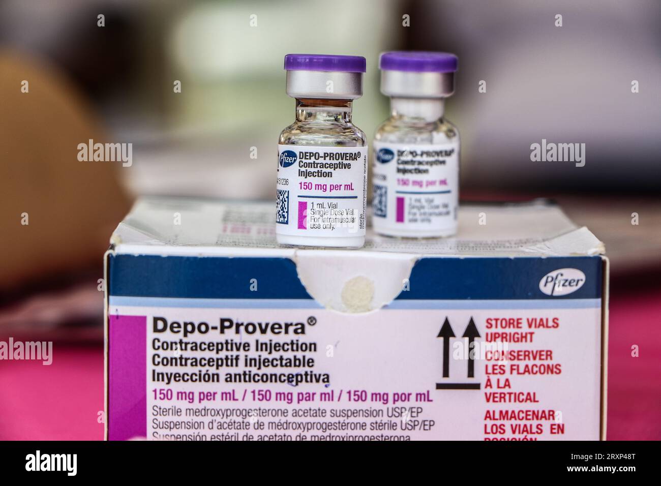 Nakuru, Kenia. September 2023 26. Das Pfizer-Kontrazeptivum Depo Provera wird während der nationalen Feierlichkeiten zum Weltverhütungstag ausgestellt. Nach Daten aus dem Kenya Demographic and Health Survey (KDHS) hat Kenia erhebliche Fortschritte bei der Förderung des Zugangs zur Familienplanung und der Erhöhung der Prävalenzrate moderner Kontrazeptiva von 53 % im Jahr 2014 auf 57 % im Jahr 2022 erzielt. da der ungedeckte Bedarf an Familienplanung leicht von 18 % auf 14 % gesunken ist, ist die Schwangerschaft im Teenageralter von 18 % auf 15 % gesunken. Quelle: SOPA Images Limited/Alamy Live News Stockfoto