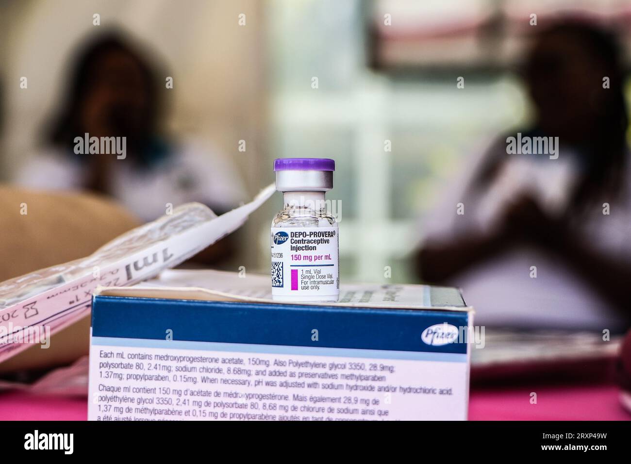 Nakuru, Kenia. September 2023 26. Das Pfizer-Kontrazeptivum Depo Provera wird während der nationalen Feierlichkeiten zum Weltverhütungstag ausgestellt. Nach Daten aus dem Kenya Demographic and Health Survey (KDHS) hat Kenia erhebliche Fortschritte bei der Förderung des Zugangs zur Familienplanung und der Erhöhung der Prävalenzrate moderner Kontrazeptiva von 53 % im Jahr 2014 auf 57 % im Jahr 2022 erzielt. da der ungedeckte Bedarf an Familienplanung leicht von 18 % auf 14 % gesunken ist, ist die Schwangerschaft im Teenageralter von 18 % auf 15 % gesunken. Quelle: SOPA Images Limited/Alamy Live News Stockfoto
