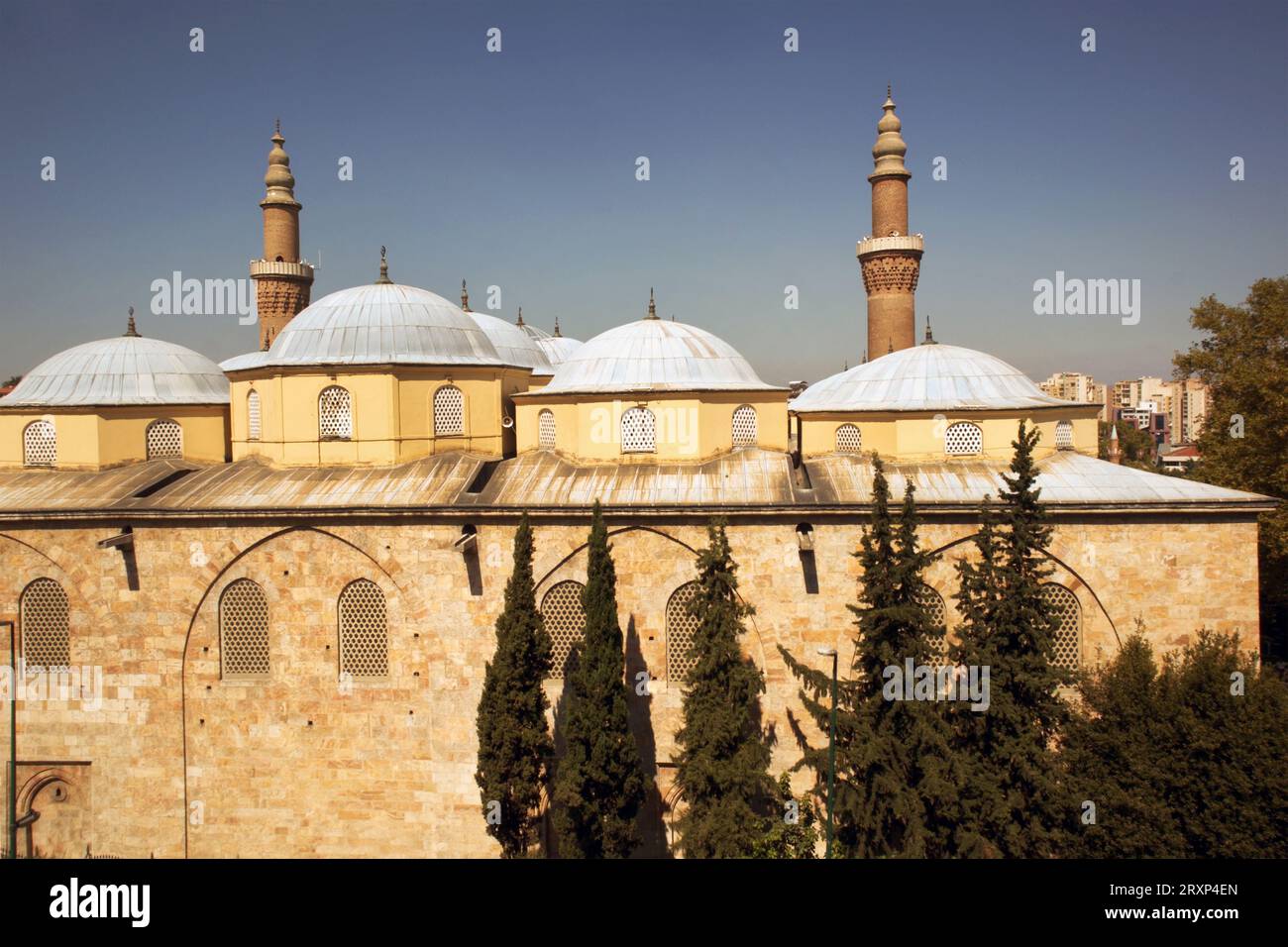 Die große Moschee mit ihren zwei Minaretten der Stadt Bursa in der Türkei. Bestellt von Sultan Bayezid I., erbaut 1396–1399 vom Architekten Ali Neccar Stockfoto