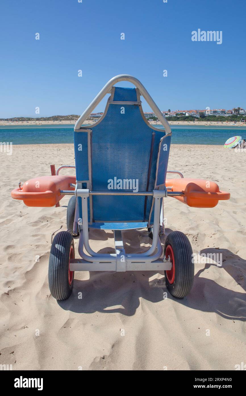 Blauer Strandrollstuhl auf Sand, gebrauchsfertig. Barrierefreies Tourismuskonzept Stockfoto