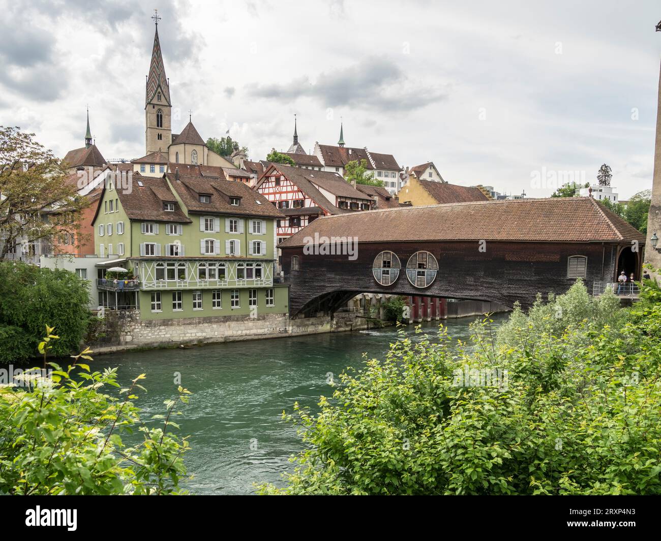 Historische Holzbrücke über den Fluss Limmat, Stadt Baden, Schweiz Stockfoto