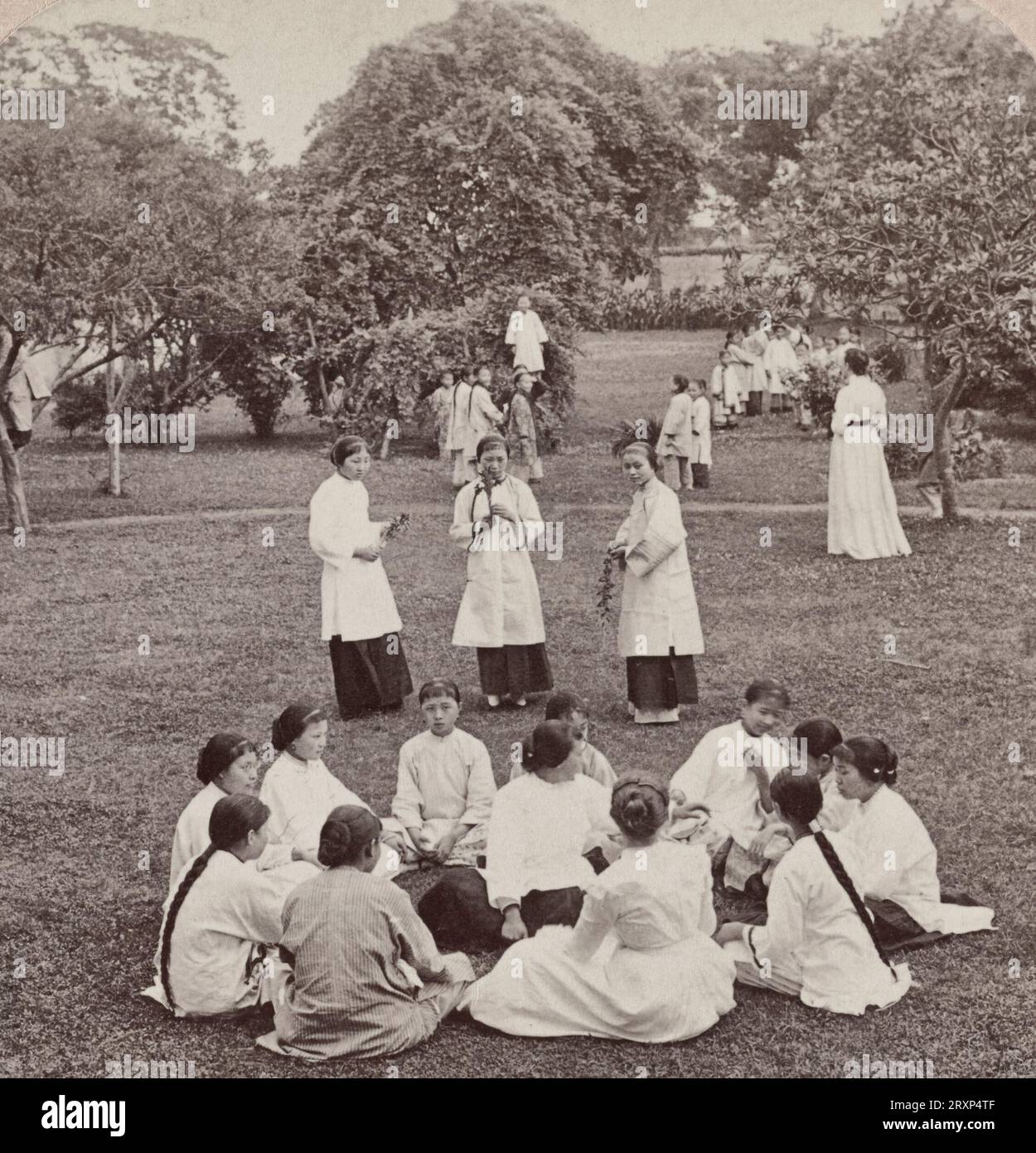Einige der feierlichen Töchter Chinas in der Freizeit in So. Gate Presbyterian Mission School, Shanghai, 1901 Stockfoto