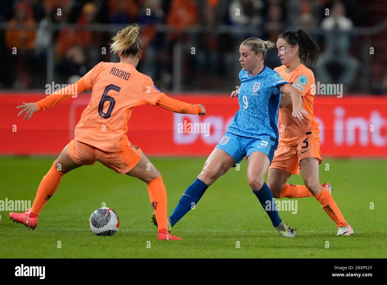 England's Alessia Russo, center, challenges for the ball with Netherlands' Jill Roord, left, and Netherlands' Caitlin Dijkstra during the Women's Nations League group A1 soccer match between Netherlands and England, at Galgenwaard stadium in Utrecht, Netherlands, Tuesday, Sept. 26, 2023. (AP Photo/Peter Dejong) Stockfoto