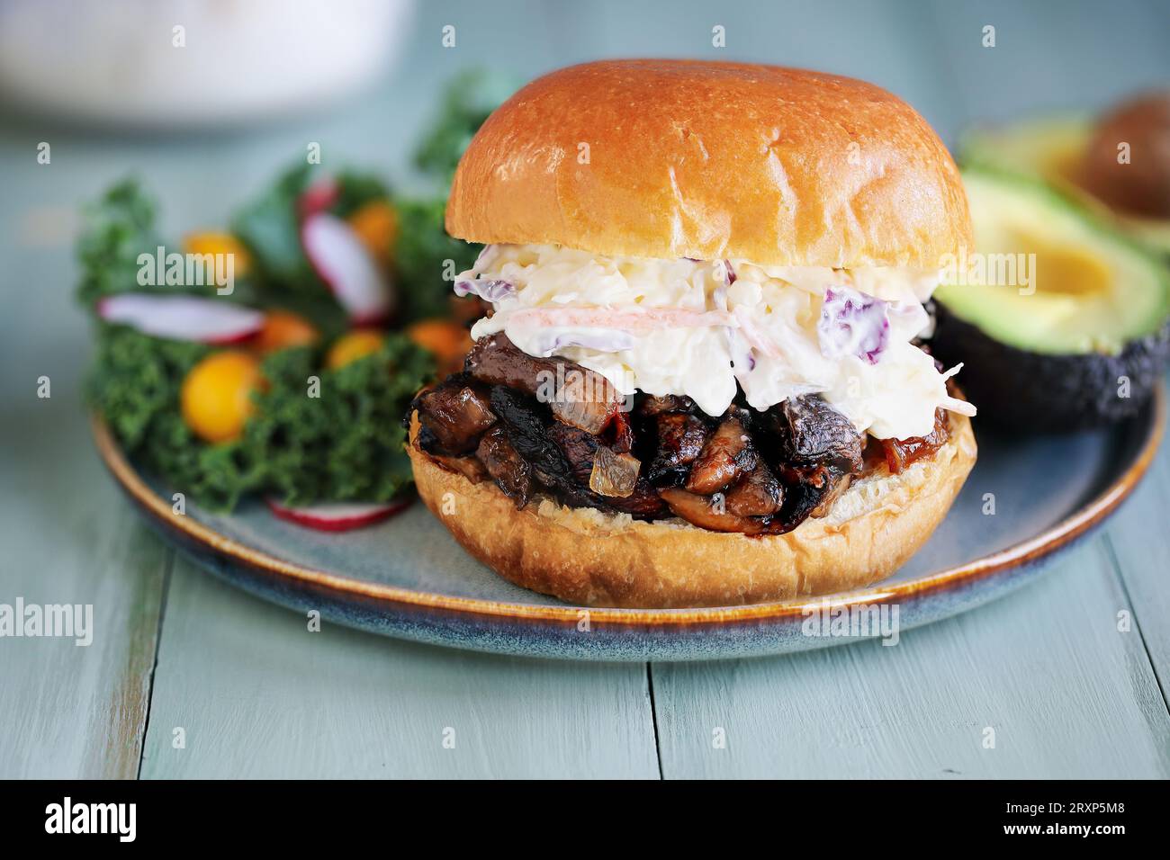 Veganer und vegetarischer Portobello-Pilzburger mit Slaw. Mit Pilzen, Zwiebeln und hausgemachter bbq-Sauce auf einem frischen Brioche-Brötchen. Stockfoto