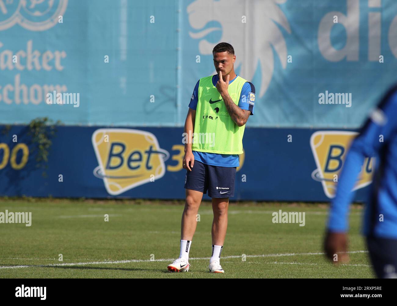 München, Deutschland 26. September 2023: Fussball, Herren, 3.Liga, Saison 2023/2024, TSV 1860 München, Training, Grünwalder Straße 114 Joel Zwarts (TSV 1860 München) stehend, nachdenklich, überlegen, Geste, Finger im Mund, Einzelaktion, Freisteller, Ganzkörperaufnahme Stockfoto