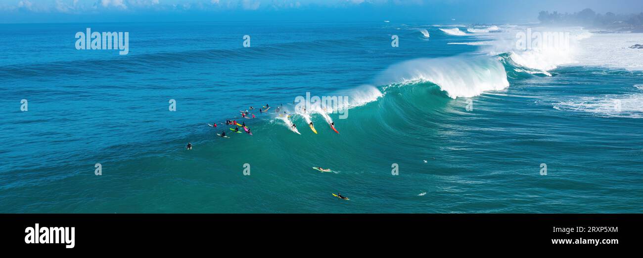 Luftaufnahme von Surfern im Pazifischen Ozean, Hawaii, USA Stockfoto