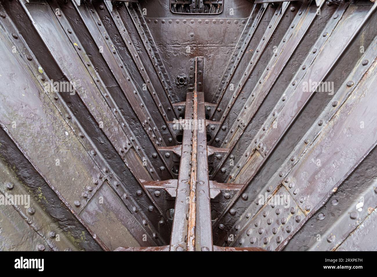 Rahmen im Bug eines alten Schiffes mit genietetem Rumpf Stockfoto
