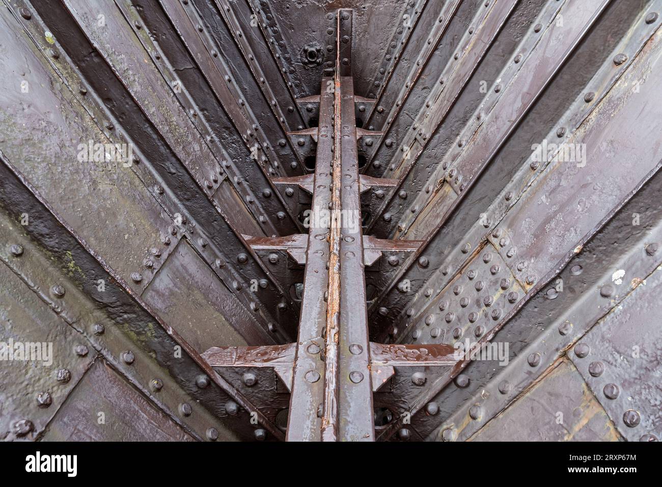 Rahmen im Bug eines alten Schiffes mit genietetem Rumpf Stockfoto