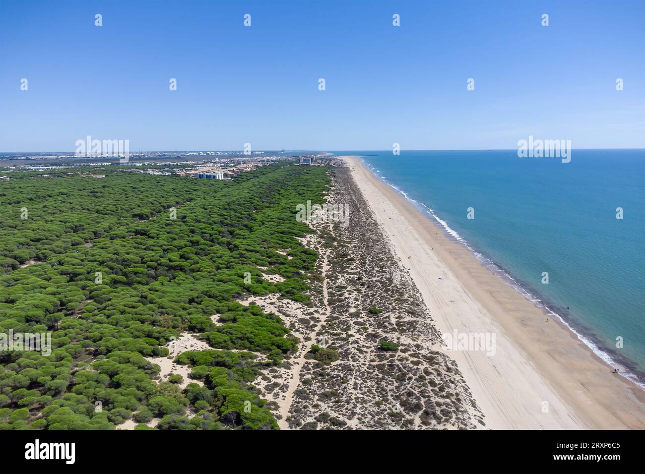Drone-Ansicht des Strandes von Punta Umbria im Naturgebiet Los Enebrales in der Provinz Huelva, Andalusien, Spanien Stockfoto