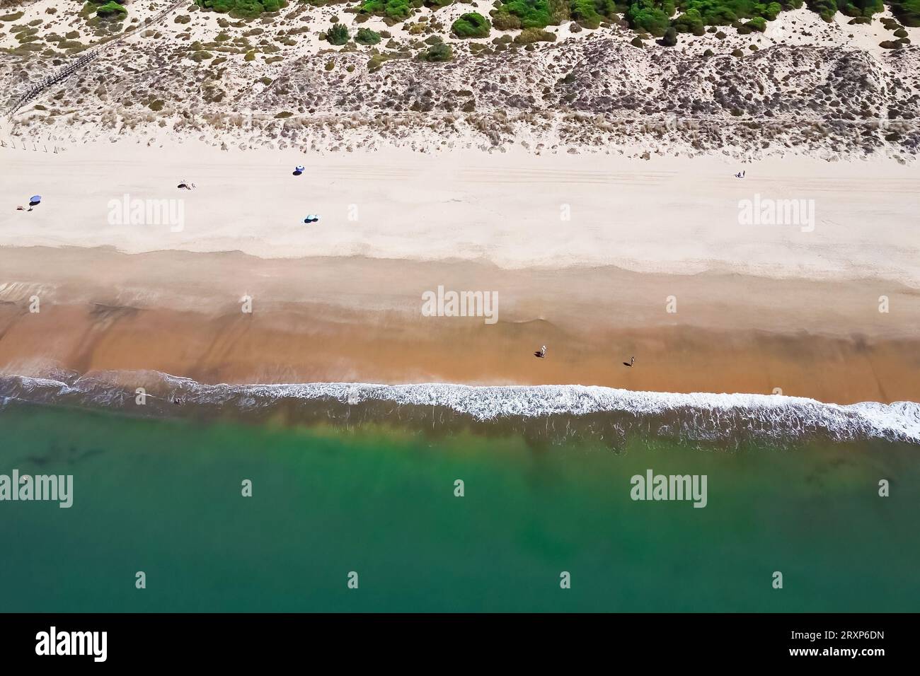 Drone View of Punta Umbria Beach in Natural Area Los Enebrales in Huelva Provinz, Andalusien, Spanien Stockfoto