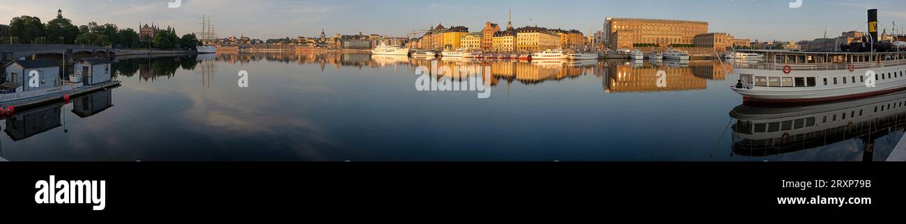 Langzeitbelichtung des Malarensees, der umgebende Gebäude reflektiert, Stockholm, Stockholm County, Schweden Stockfoto