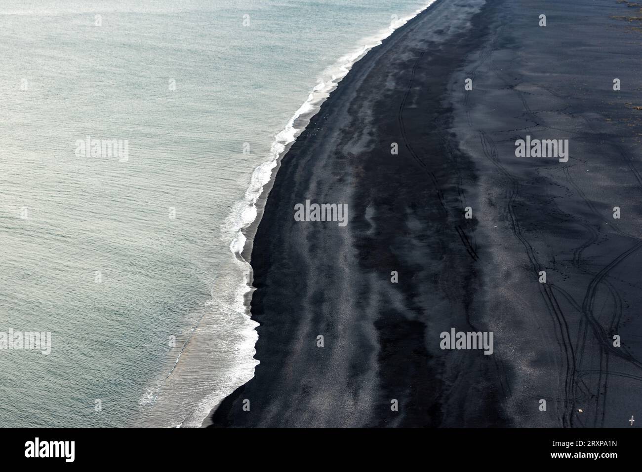 Wenn das Meer auf Land trifft, ist das isländische Land voll von schwarzem Sand aus Vulkanausbrüchen. Stockfoto