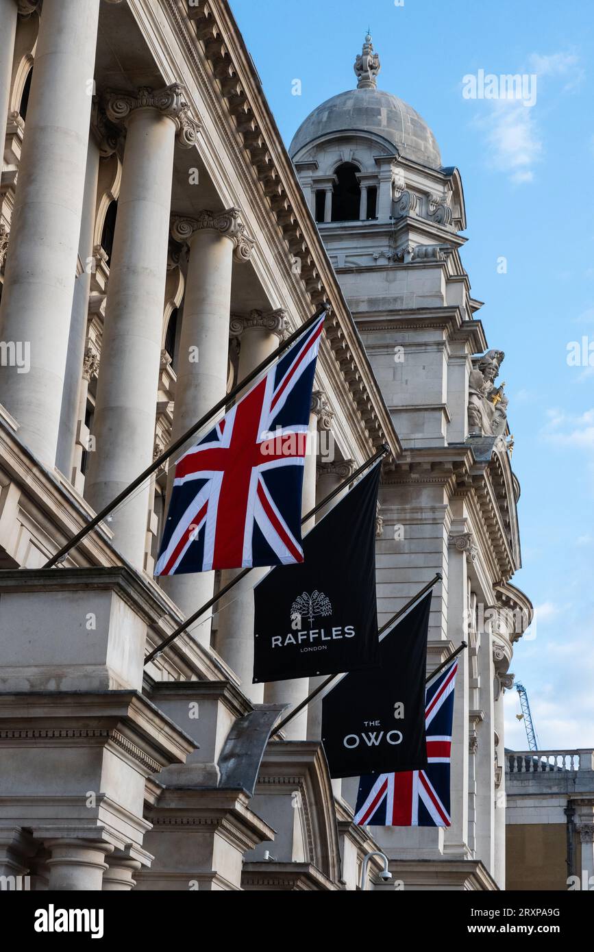 Raffles Hotel, das aus dem Gebäude des Old war Office in Whitehall, Westminster, London, Großbritannien, umgebaut wurde. Die OWO. Flaggen draußen Stockfoto