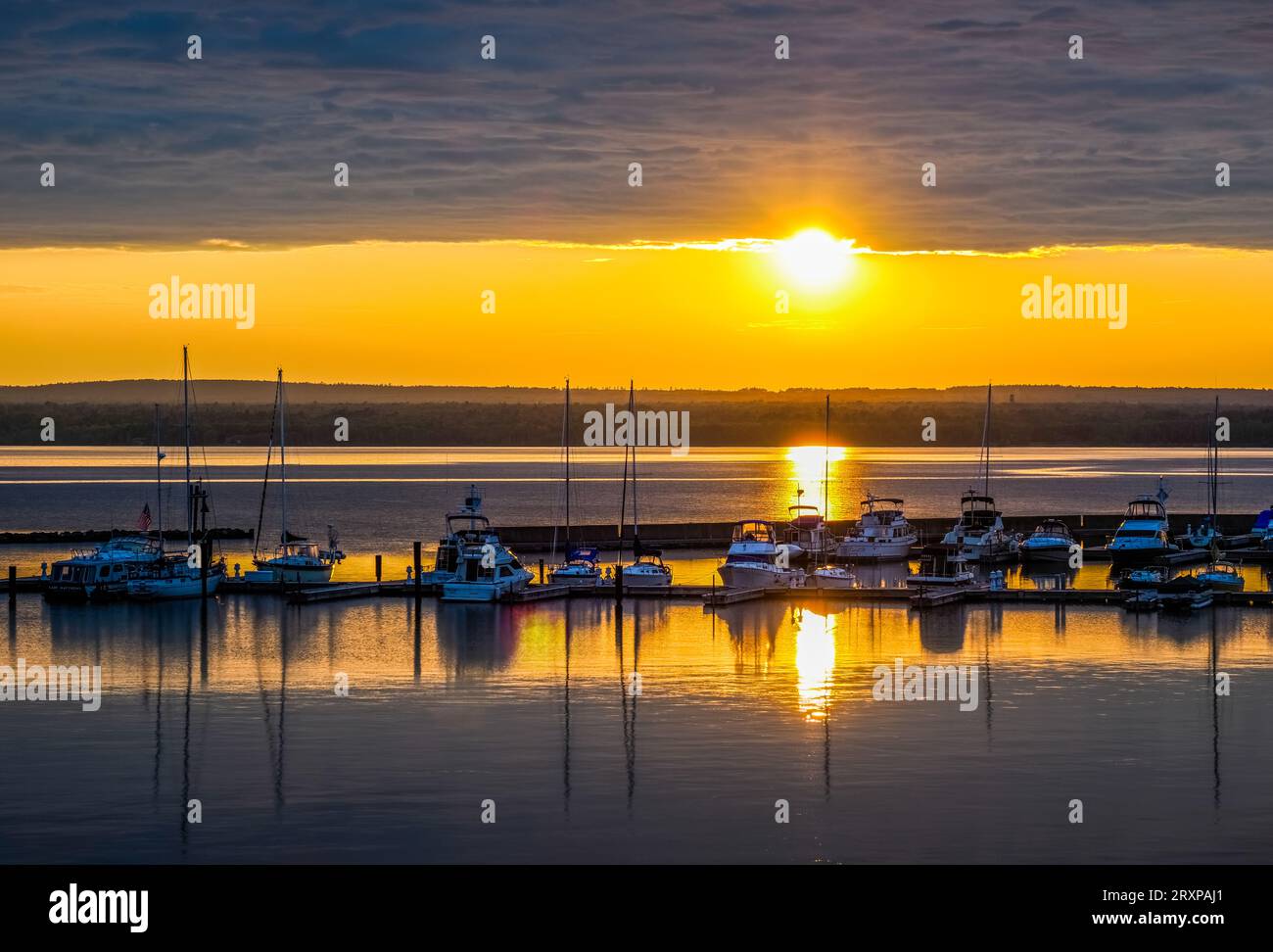 Sonnenuntergang über dem Yachthafen am Lake Superior, Ashland, Wisconsin, USA Stockfoto