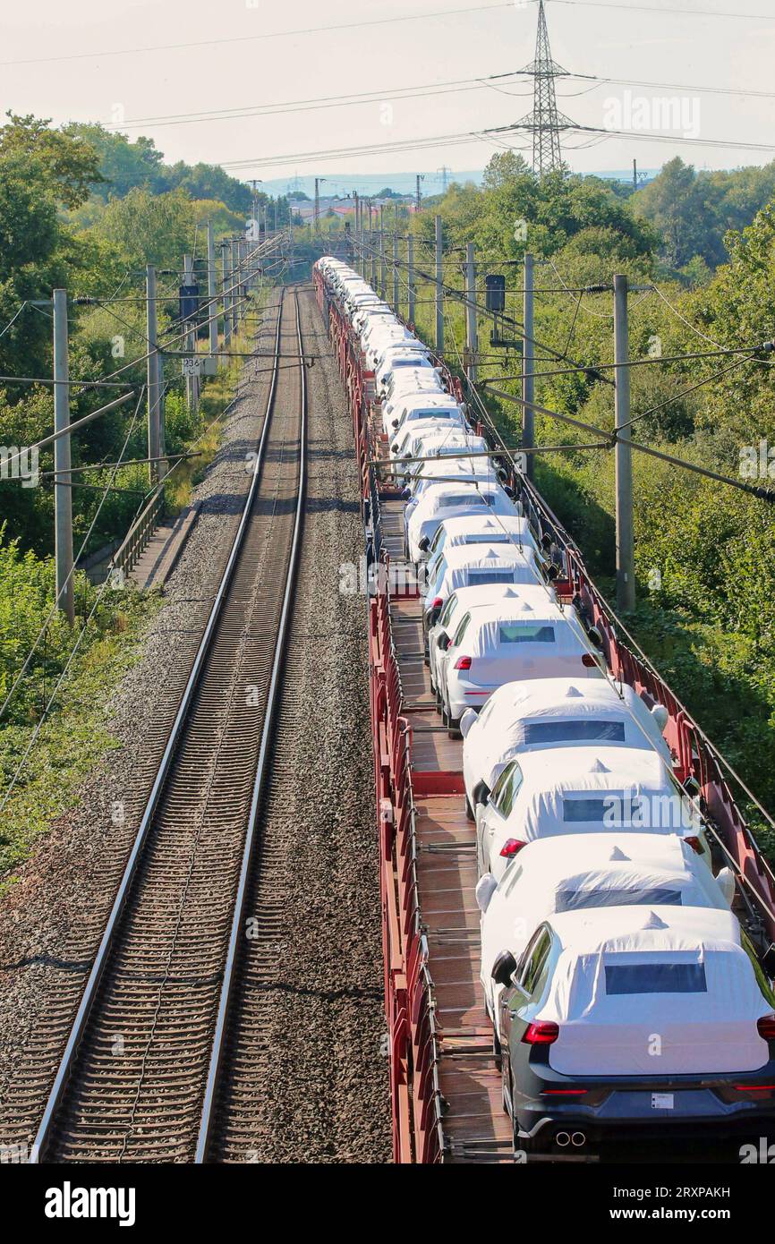 DB Güterzug Transport mit VW PKW auf der Strecke Wolfsburg - Hannover - hier bei Lehrte - gesehen am 26.09.2023 *** DB Güterzugverkehr mit VW-Wagen auf der Strecke Wolfsburg Hannover hier bei Lehrte gesehen am 26 09 2023 Credit: Imago/Alamy Live News Stockfoto