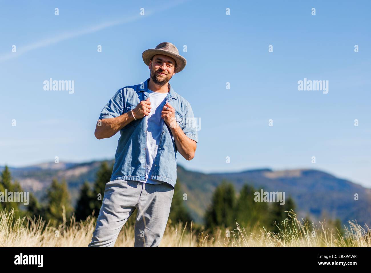 Todtnau, Deutschland. September 2023 25. Max Mutzke steht bei Herrenschwand im Schwarzwald. Mutzke war hauptsächlich als Musiker tätig und hat nun ein Kinderbuch mit dem Titel „Komm mit ins Paradies der Träumer“ geschrieben. Quelle: Philipp von Ditfurth/dpa/Alamy Live News Stockfoto