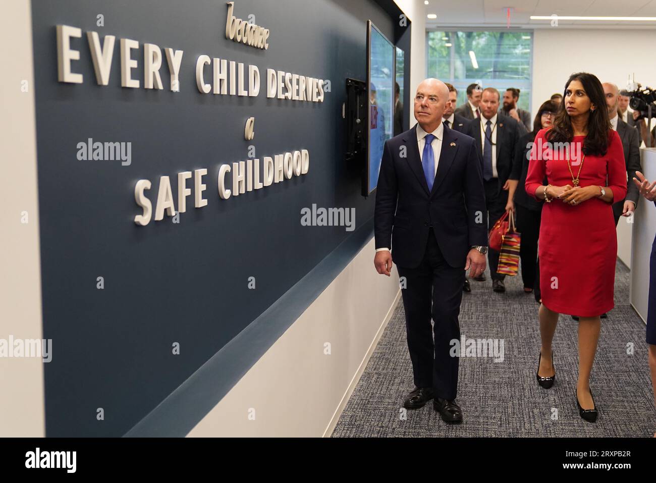 Innenministerin Suella Braverman und die US-Sicherheitsministerin Alejandro Mayorkas im National Center for Missing & Exploited Children während ihres dreitägigen Besuchs in den USA. Bilddatum: Dienstag, 26. September 2023. Stockfoto