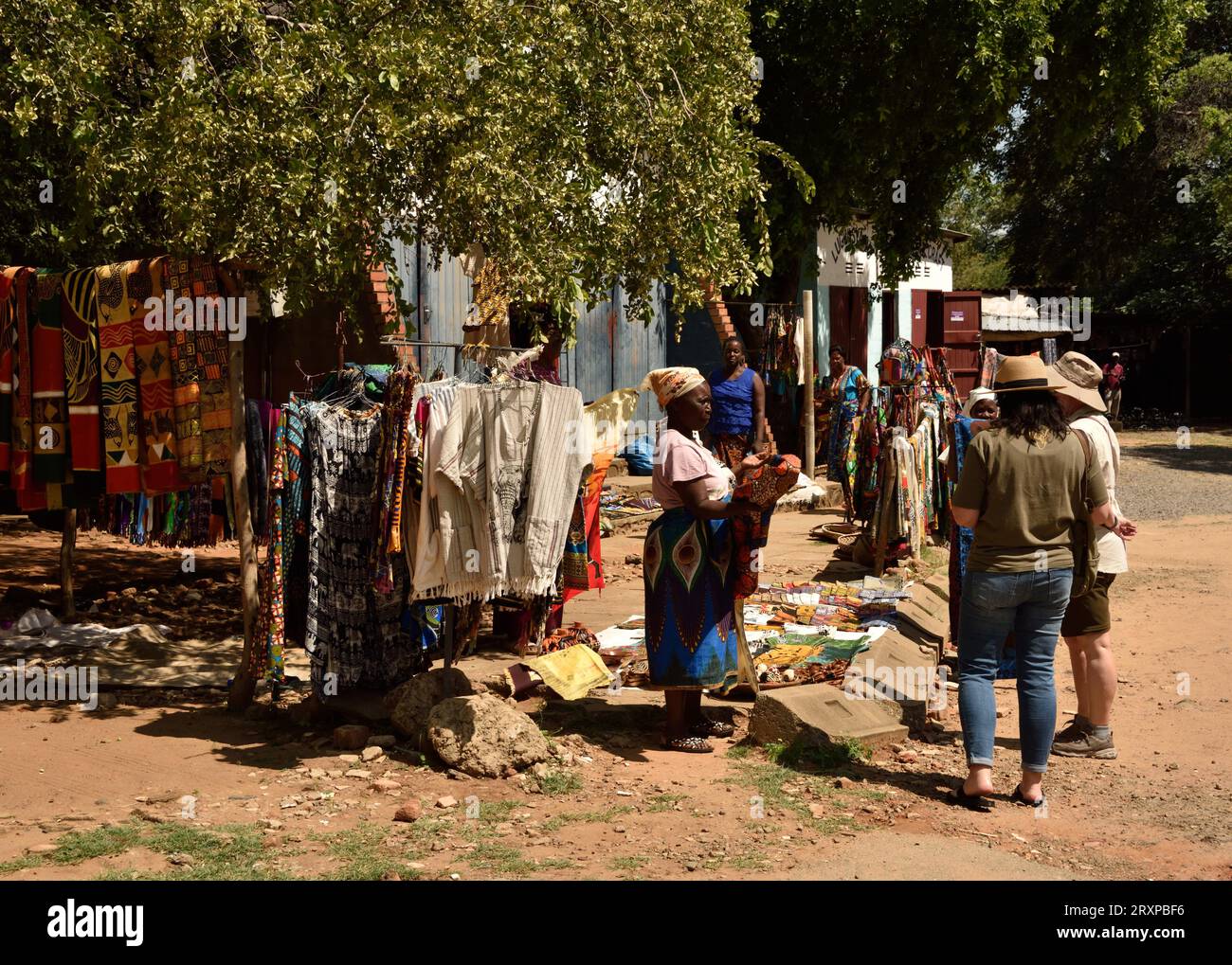 Südafrikanisches Bild von Frauen, die Waren arbeiten und verkaufen Stockfoto