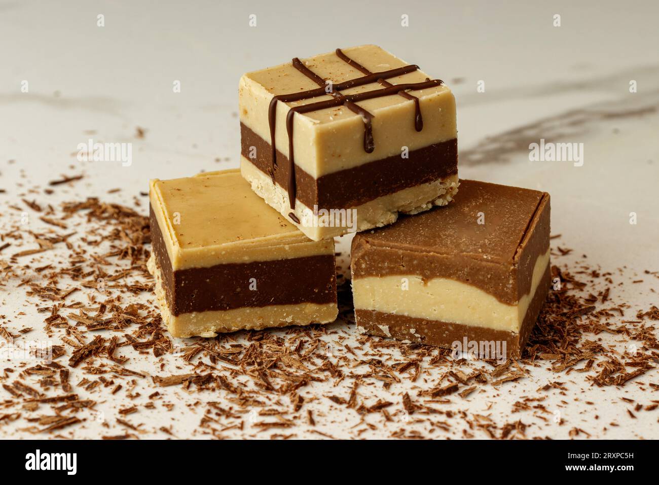 Drei Riegel marokkanische Schokolade oder Mandelcremino oder Erdnüsse mit Milch und Schokoladenschale Stockfoto