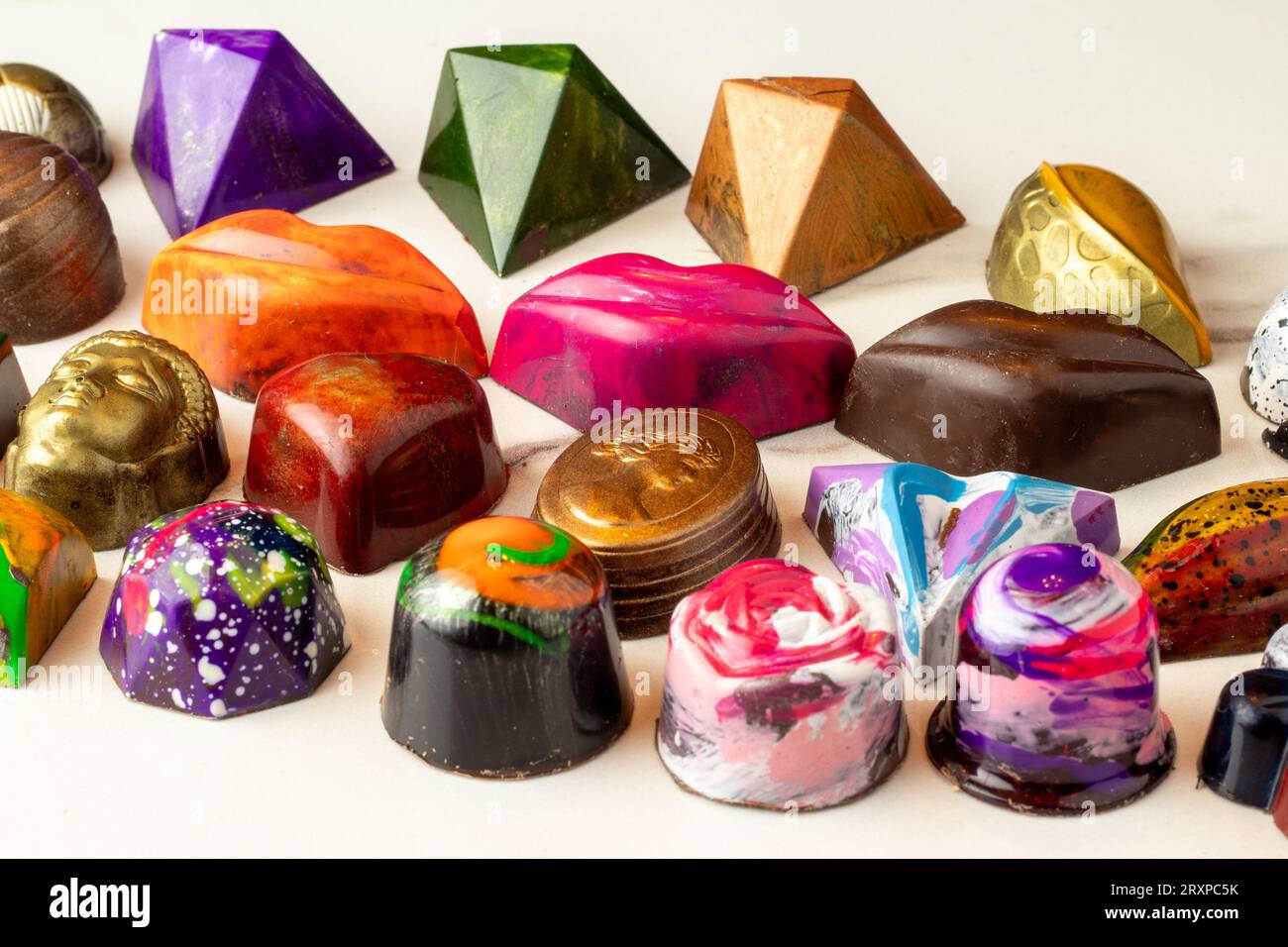 Design von luxuriösen Schokoladenbonbons mit Formen und Farben Stockfoto