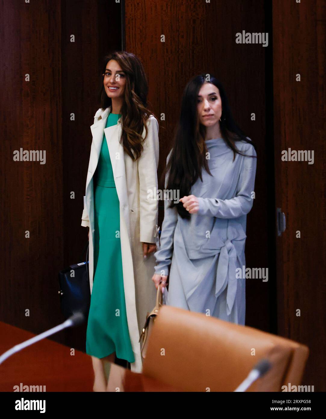 New York, Usa. September 2023 26. Amal Clooney, Barrister, Mitbegründer und Ko-Präsidentin der Clooney Foundation, und Nadia Murad, Präsidentin und Vorsitzende der Nadia-Initiative, Friedensnobelpreisträger und Botschafter des Wohlwollens der Vereinten Nationen für Drogen und Kriminalität treffen am Dienstag, den 26. September 2023, in New York City am Hauptsitz der Vereinten Nationen in New York City ein, um ein Foto mit dem Generalsekretär der Vereinten Nationen Antonio Guterres zu machen. Foto von John Angelillo/UPI Credit: UPI/Alamy Live News Stockfoto