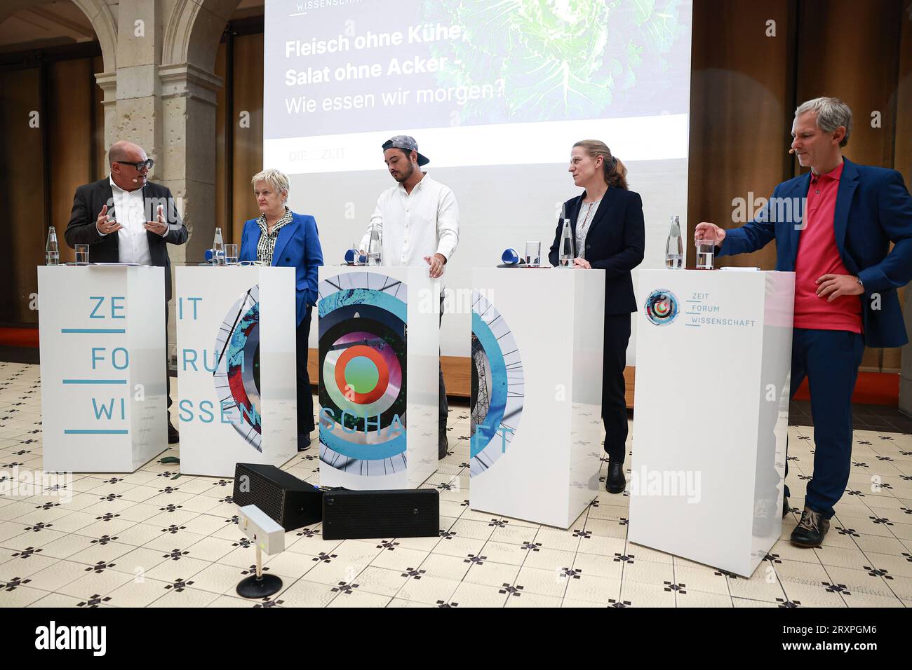 V.l.n.r. Andreas Sentker, Renate Künast Bündnis 90/die Grünen, Raffael Wohlgensinger, Prof. Dr. Anna Maria Häring, Ralf Krauter, beim 90. ZEIT FORUM WISSENSCHAFT, 26.9,2023, Berlin, Thema Fleisch ohne Kühe, Salat ohne Acker wie essen wir morgen, präsentiert von der Zeit-Stiftung Ebelin und Gerd Bucerius, DIE Zeit, Deutschlandfunk und Berlin-Brandenburgische Akademie der Wissenschaften *** f l r Andreas Sentker, Renate Künast Bündnis 90 die Grünen, Raffael Wohlgensinger, Prof. Dr. Anna Maria Häring, Ralf Krauter, auf dem Zeit FORUM WISSENSCHAFT 90, 26 9 2023, Berlin, Thema Fleisch ohne Co Stockfoto