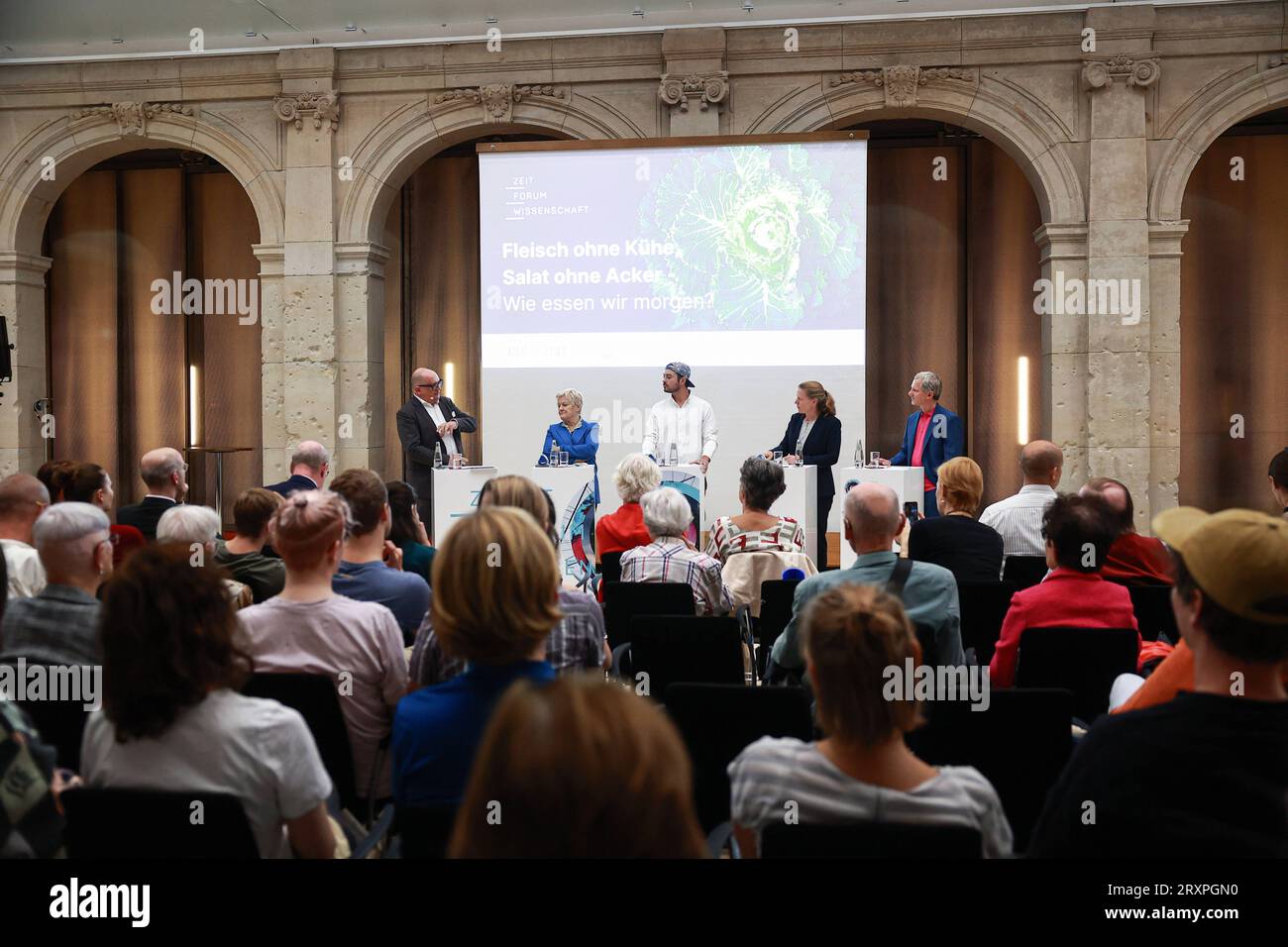 V.l.n.r. Andreas Sentker, Renate Künast Bündnis 90/die Grünen, Raffael Wohlgensinger, Prof. Dr. Anna Maria Häring, Ralf Krauter, beim 90. ZEIT FORUM WISSENSCHAFT, 26.9,2023, Berlin, Thema Fleisch ohne Kühe, Salat ohne Acker wie essen wir morgen, präsentiert von der Zeit-Stiftung Ebelin und Gerd Bucerius, DIE Zeit, Deutschlandfunk und Berlin-Brandenburgische Akademie der Wissenschaften *** f l r Andreas Sentker, Renate Künast Bündnis 90 die Grünen, Raffael Wohlgensinger, Prof. Dr. Anna Maria Häring, Ralf Krauter, auf dem Zeit FORUM WISSENSCHAFT 90, 26 9 2023, Berlin, Thema Fleisch ohne Co Stockfoto