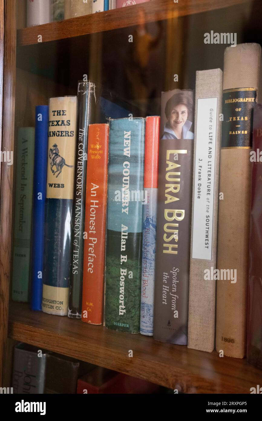 Bücher über die Geschichte von Texas und interessante Texaner schmücken Regale in einem Wohnzimmer im Texas Governor's Mansion in Austin am 21. September 2023. Das Haus beherbergt viele Antiquitäten und Artefakte aus verschiedenen Epochen der texanischen Geschichte. ©Bob Daemmrich Stockfoto