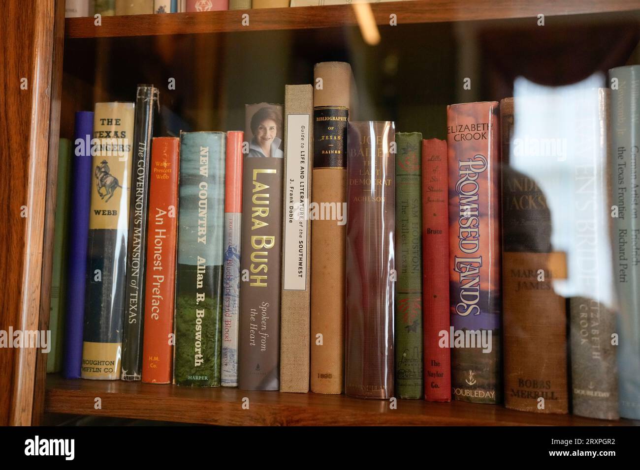 Bücher über die Geschichte von Texas und interessante Texaner schmücken Regale in einem Wohnzimmer im Texas Governor's Mansion in Austin am 21. September 2023. Das Haus beherbergt viele Antiquitäten und Artefakte aus verschiedenen Epochen der texanischen Geschichte. ©Bob Daemmrich Stockfoto