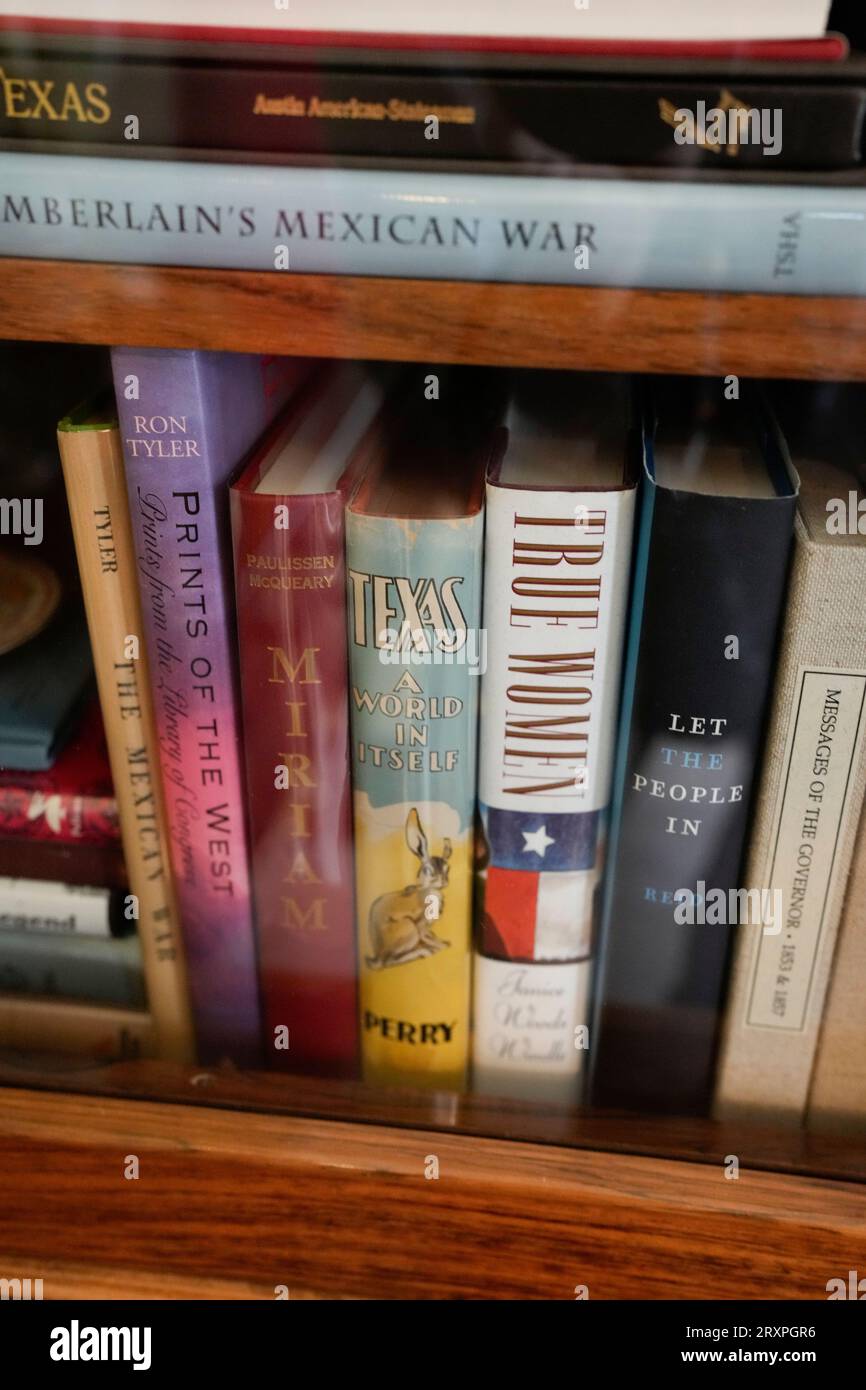 Bücher über die Geschichte von Texas und interessante Texaner schmücken Regale in einem Wohnzimmer im Texas Governor's Mansion in Austin am 21. September 2023. Das Haus beherbergt viele Antiquitäten und Artefakte aus verschiedenen Epochen der texanischen Geschichte. ©Bob Daemmrich Stockfoto