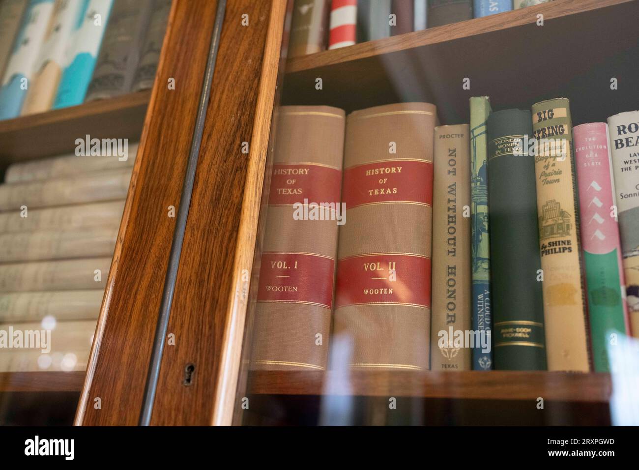 Bücher über die Geschichte von Texas und interessante Texaner schmücken Regale in einem Wohnzimmer im Texas Governor's Mansion in Austin am 21. September 2023. Das Haus beherbergt viele Antiquitäten und Artefakte aus verschiedenen Epochen der texanischen Geschichte. ©Bob Daemmrich Stockfoto