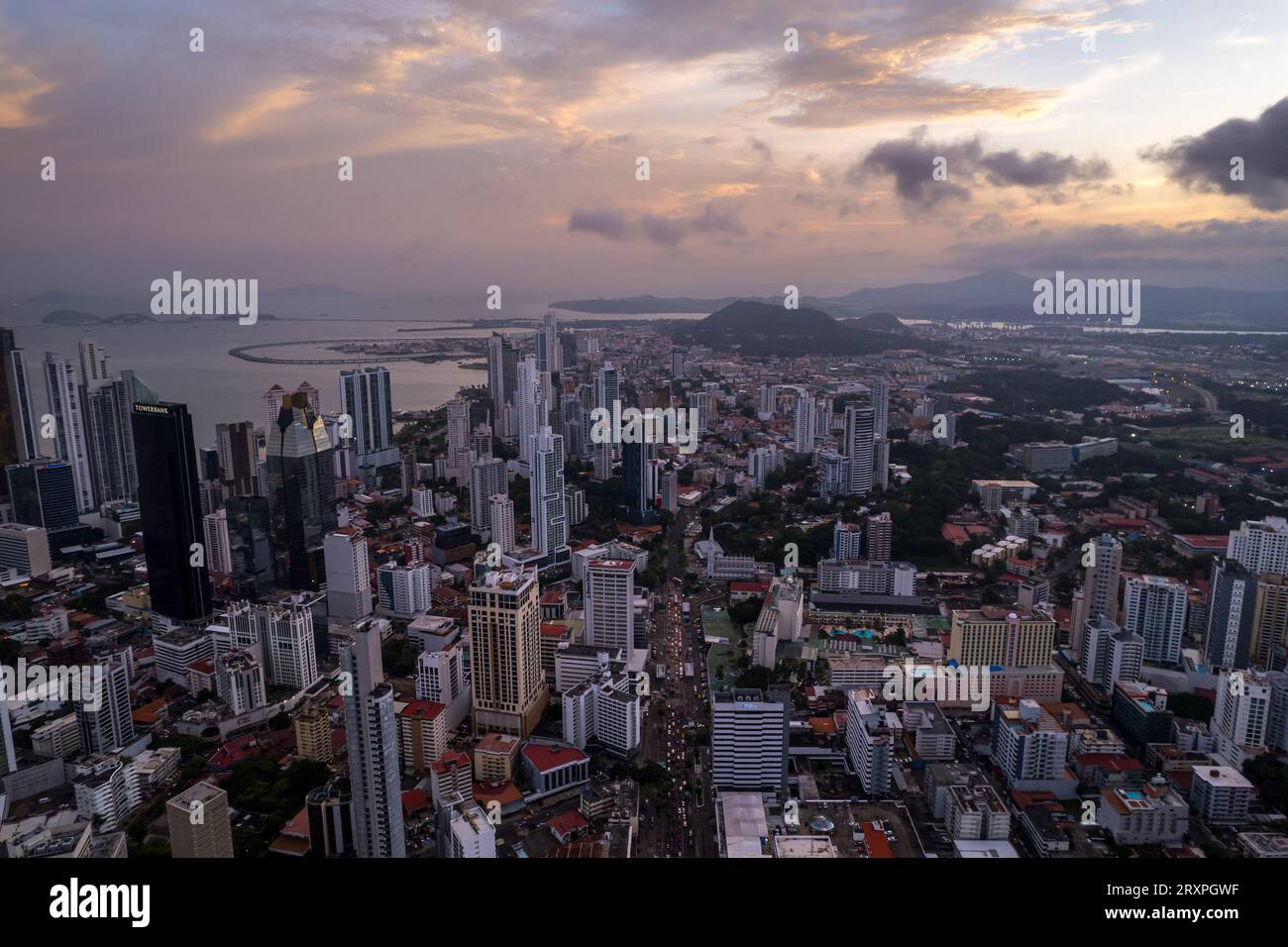 Wunderschöner Blick auf Panama City, seine Wolkenkratzergebäude, die Cinta Costera bei Sonnenuntergang Stockfoto