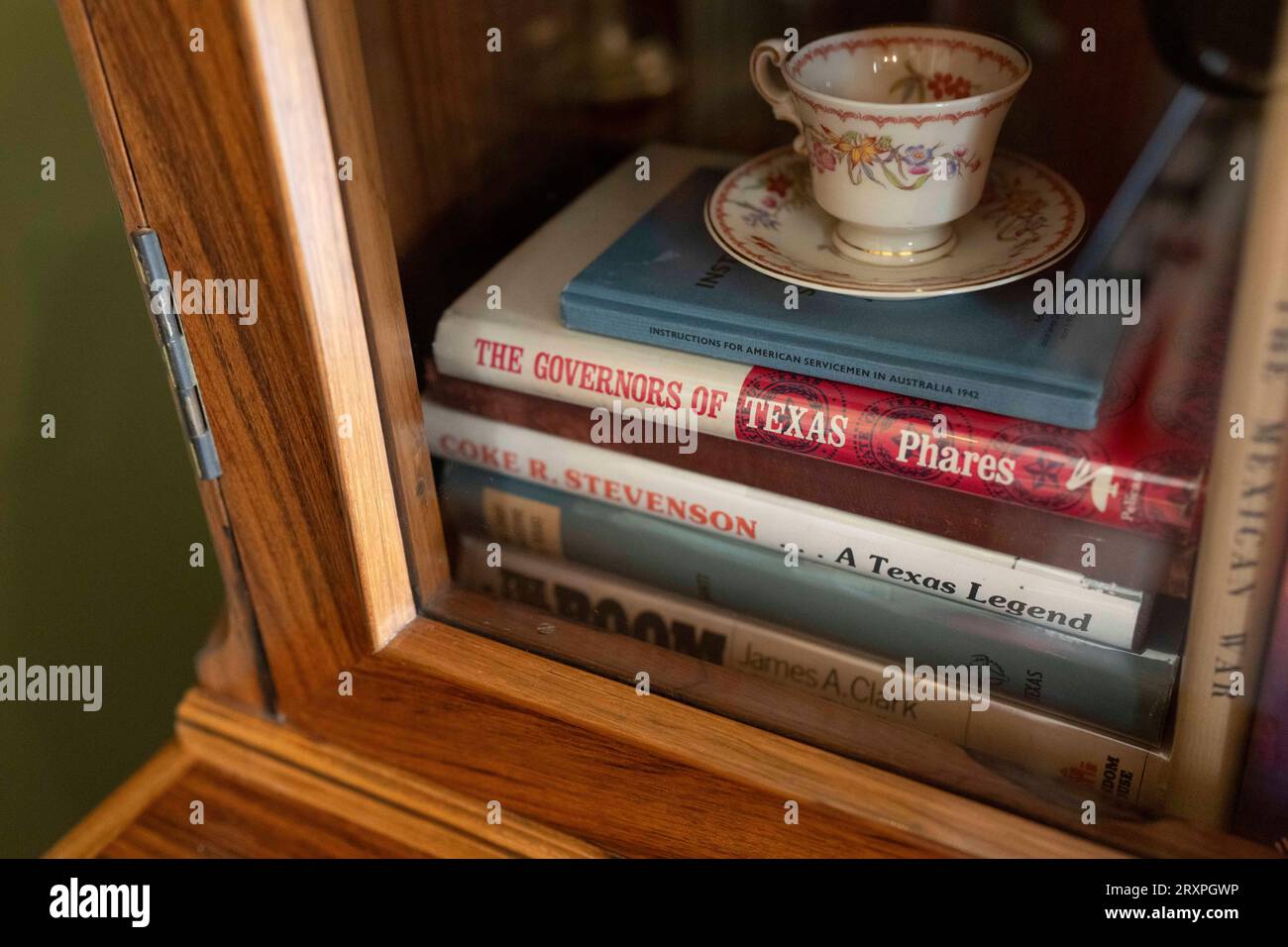 Bücher über die Geschichte von Texas und interessante Texaner schmücken Regale in einem Wohnzimmer im Texas Governor's Mansion in Austin am 21. September 2023. Das Haus beherbergt viele Antiquitäten und Artefakte aus verschiedenen Epochen der texanischen Geschichte. ©Bob Daemmrich Stockfoto