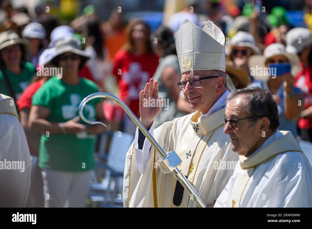 Kardinal Patriarch von Lissabon, Manuel Clemente, kommt, um die Heilige Messe bei der Versammlung der WYD-Freiwilligen in Estoril, Portugal zu feiern. Stockfoto