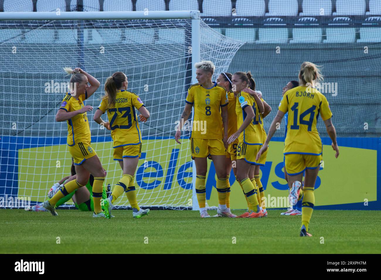 Castel Di Sangro, Italien. September 2023 26. Elin Rubensson, Lina Hurtig, Magdalena Eriksson und Nathalie Bjorn aus Schweden feiern das Tor während des Spiels der UEFA Women's Nations League zwischen Italien und Schweden am 26. September 2023 in Castel di Sangro, Italien. © Foto: Cinzia Camela. Quelle: Unabhängige Fotoagentur/Alamy Live News Stockfoto